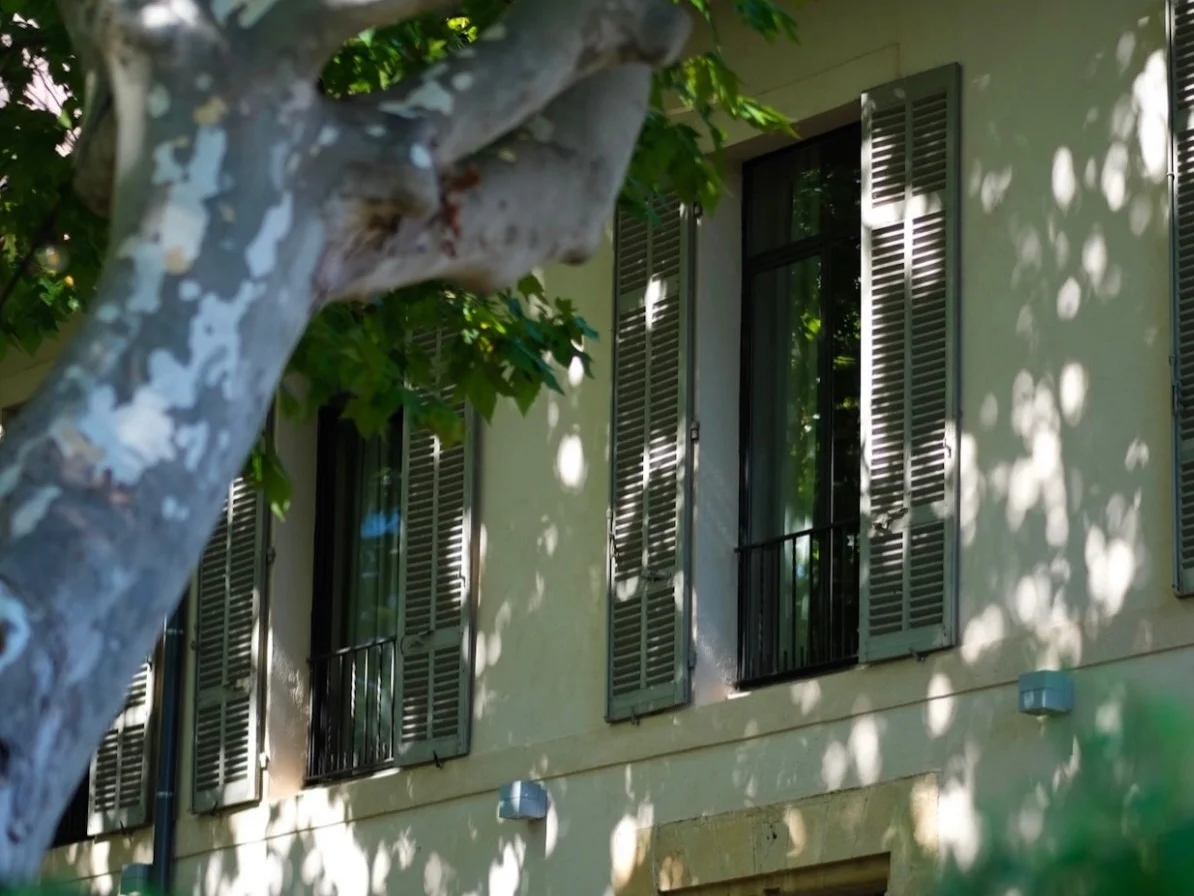 Façade ombragée de l'hôtel Les Lodges Sainte-Victoire à Aix-en-Provence