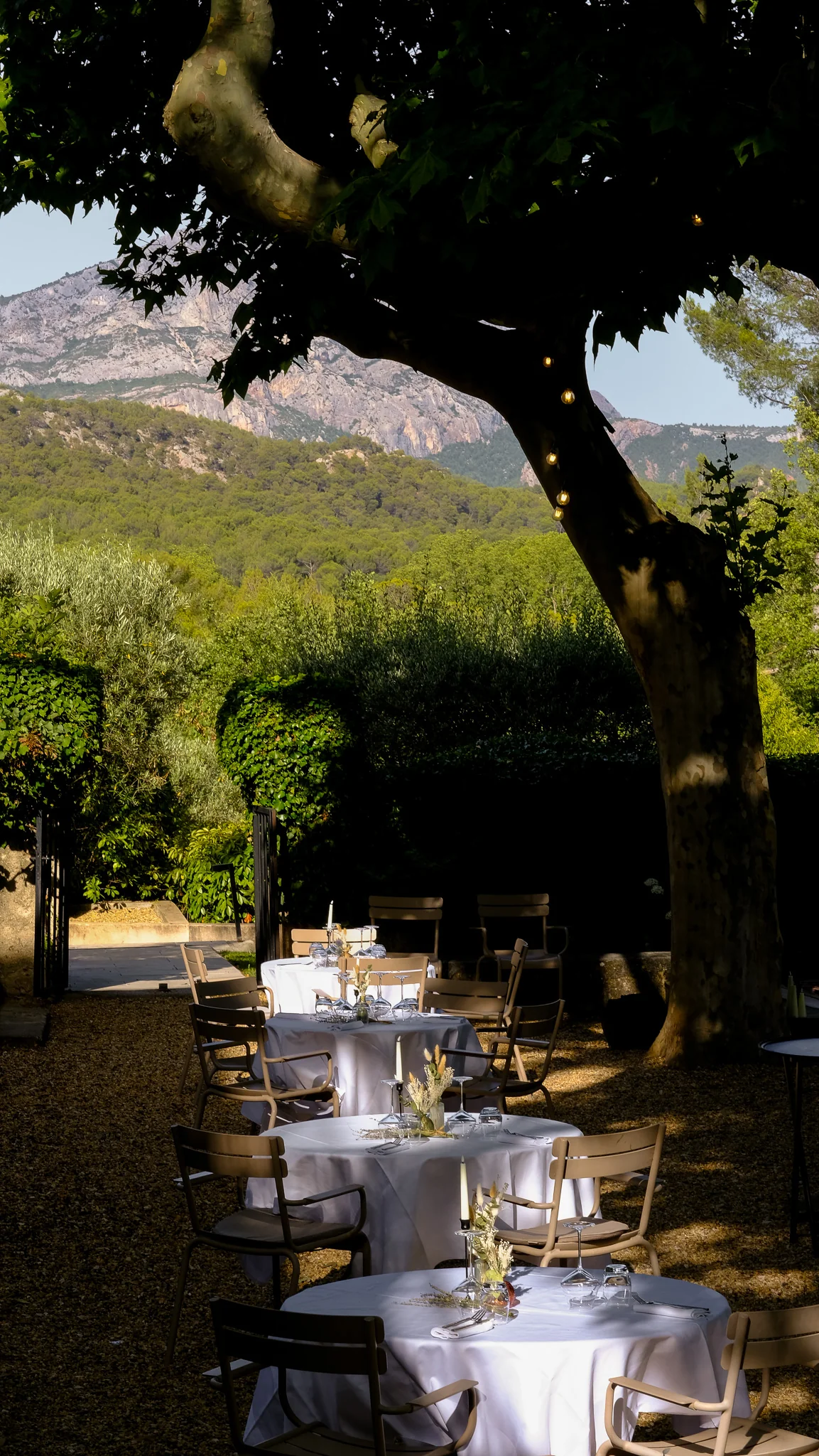 Shooting photo tables dressées terrasse - Les Lodges Sainte Victoire