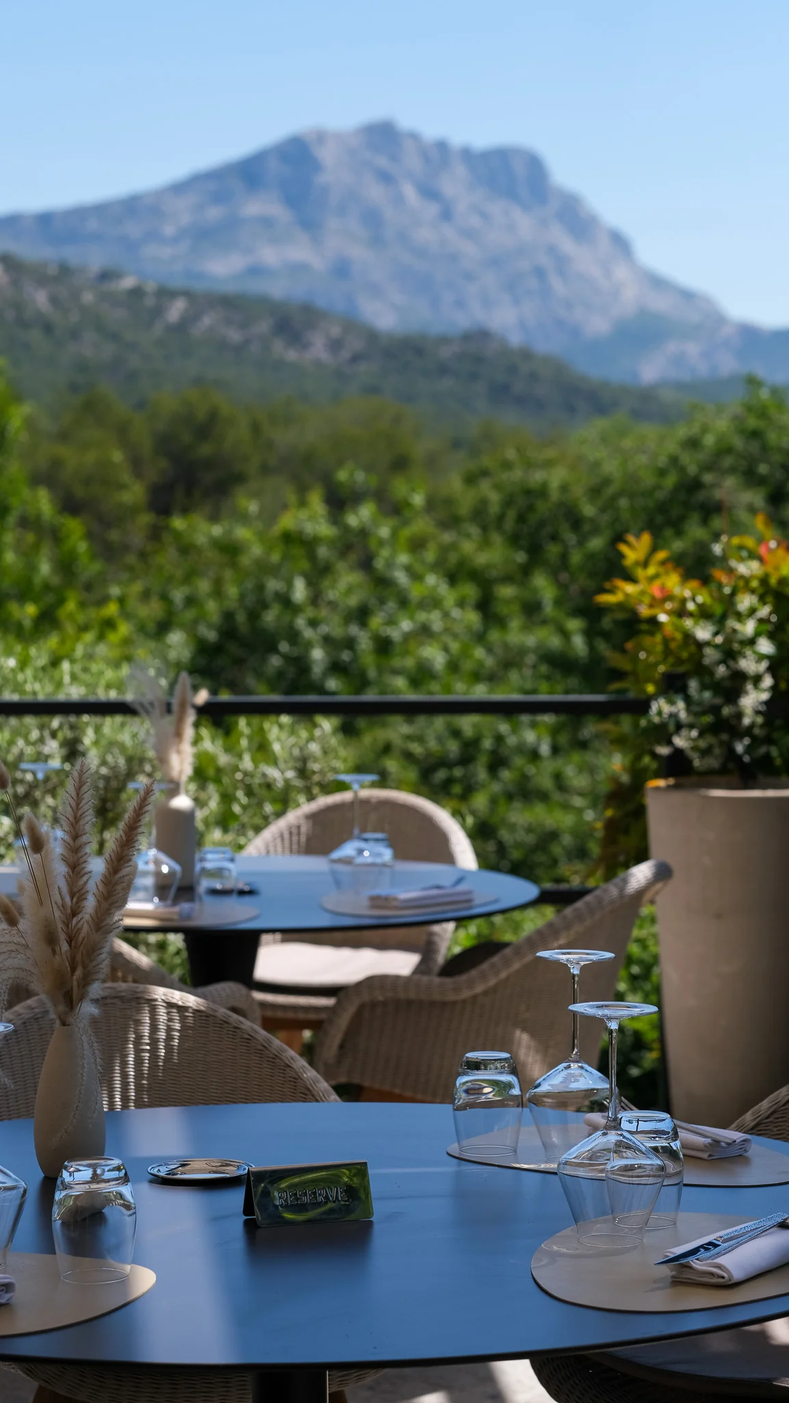 Shooting photo terrasse restaurant vue Sainte-Victoire - Les Lodges, Aix-en-Provence